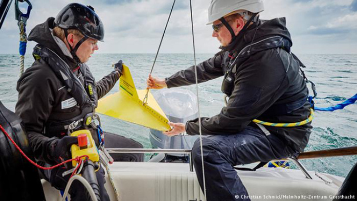 Preparing the Towed Instrument Chain (TIC) at the speedboat EDDY <i>-image: Christian Schmid/Hereon-</i> Preparing the Towed Instrument Chain (TIC) at the speedboat EDDY