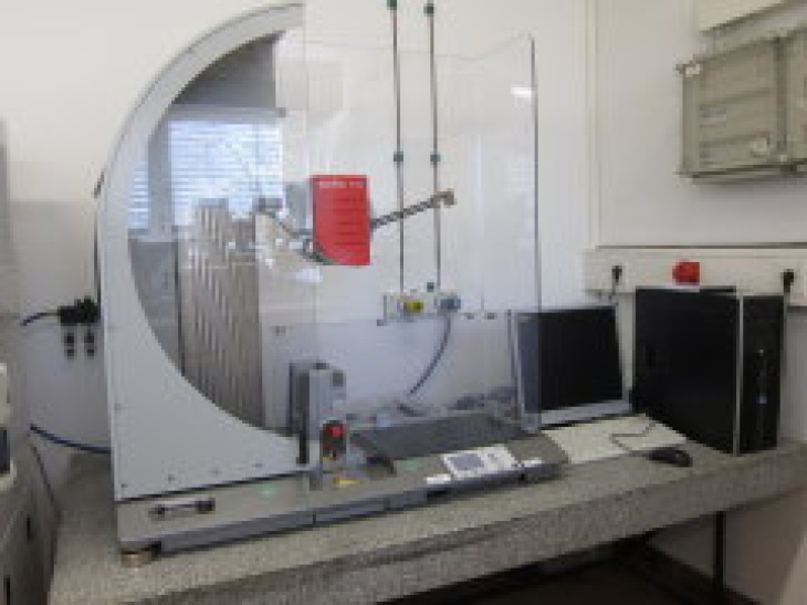Pendelum impact testing machine