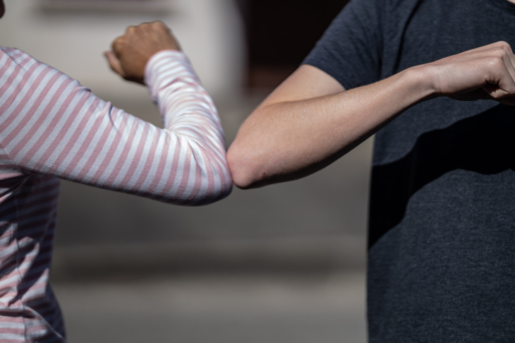 Zeitliche Veränderungen des gesellschaftlichen Zusammenhalts sind wesentlich für den Verlauf einer Pandemie. Foto: Noah via Unsplash Foto Social Distancing