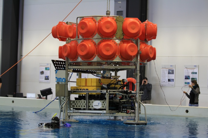 GEOMAR garage lander with crawler Viator. Members of the Helmholtz Alliance ROBEX test the underwater vehicle AWI-Tramper in the basin of the DFKI Bremen. Photo: Alfred-Wegener-Institut / Lars Grübner 20141126 Robex Awi Tramper Test Dfki Lgruebner 18