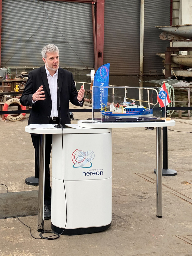 Dieter Janecek, Federal Government Coordinator of Maritime Economy and Tourism during his speech for the keel laying at Hitzler Werft. Photo: Hereon/ Martina Grünwald Kiellegung Janecek Zoom Ohne