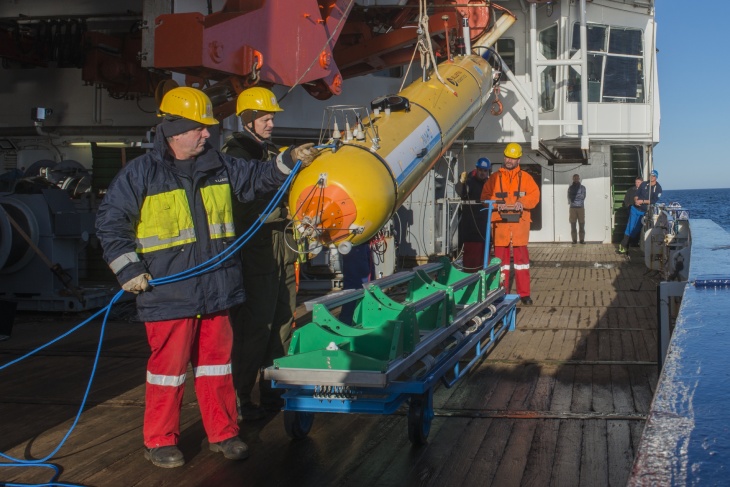 AUV deployment from Polarstern in Arctic Ocean. Photo: Alfred Wegener Institute / Esther Horvath 20170827 Awi Robex Polarstern 025 Ehorvath