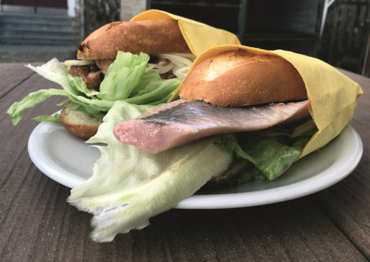 Matjesbrötchen können zur nachhaltigen Ernährung beitragen, sofern der Hering aus gesunden Fischbeständen stammt. Foto: Heike Schwermer Fischbrötchen2 Setcard Heike-schwermer