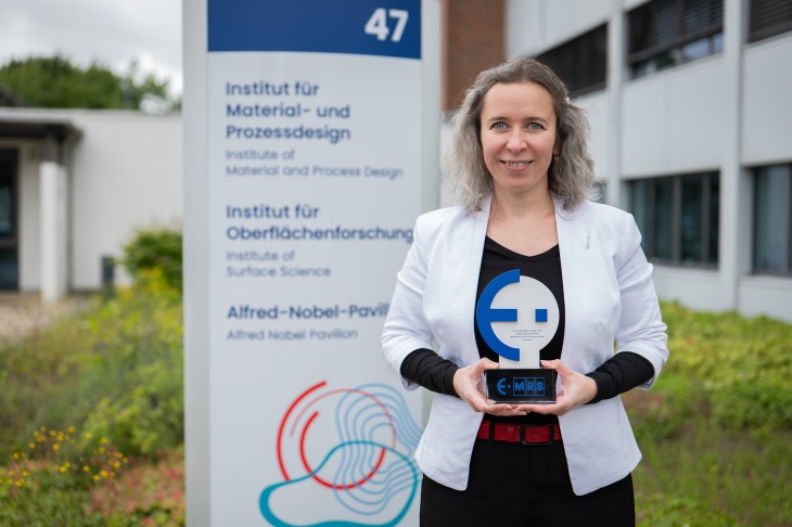 Proud winner: Maria Serdechnova holds her award in her hands. Photo: Hereon/ Steffen Niemann
Preis Maria Serdechnova Hereon Steffen-niemann