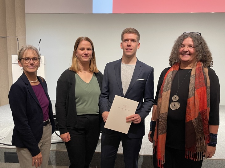 Dr Nils Christiansen at the award ceremony in Hamburg with the Scientific Director of Hereon Prof Regine Willumeit-Römer (from left), the Hereon scientist Dr Ute Daewel and Prof Corinna Schrum, Direcotor of the Institute of Coastal Systems - Analysis and Modeling and doctoral thesis supervisor. Photo: Hereon/Sabine Billerbeck