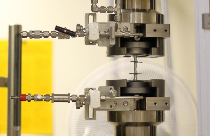 The testing of metallic hollow samples is a basis for the subsequent transportation and storage of hydrogen. Photo: Hereon/ Anton Odermatt Hohlproben-prufsystem Setcard Hereon Anton-odermatt 2