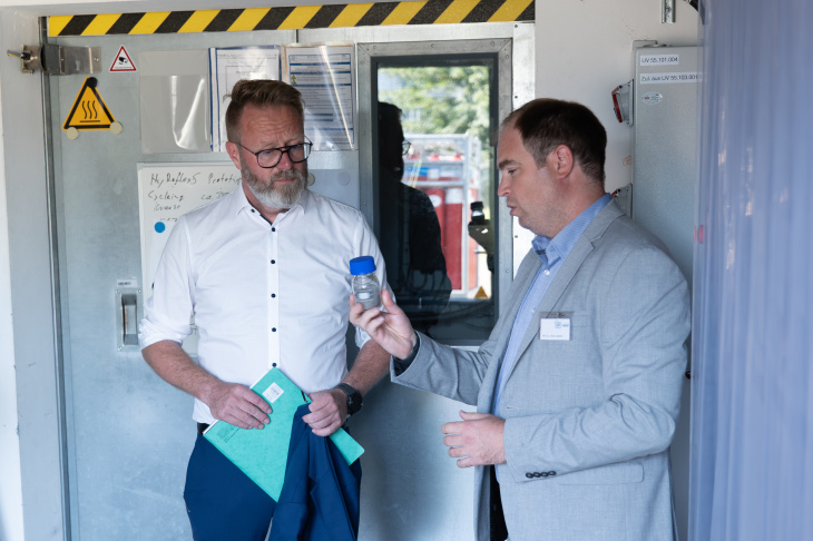 Claus Ruhe Madsen and Dr Julian Jepsen at the Institute of Hydrogen Technology. Copyright: Hereon/Steffen Niemann