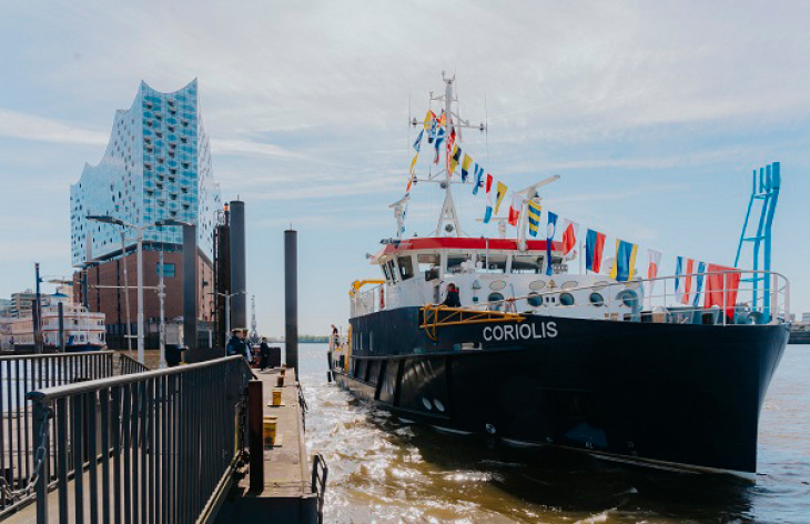 The ship docks in a prime location: the CORIOLIS at Hamburg's Hafengeburtstag. Photo: Hereon/ Jewgeni Roppel Ship with Elphi