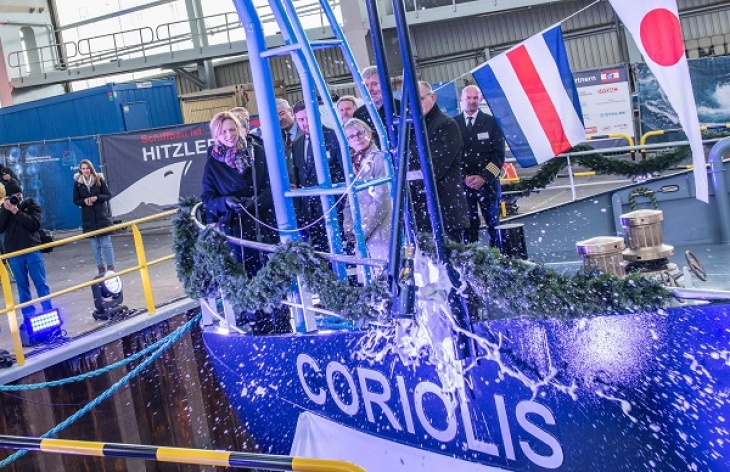 There was loud applause after the bottle hit the ship. Photo: Hereon/ Marcel Schwickerath Coriolis Bottle
