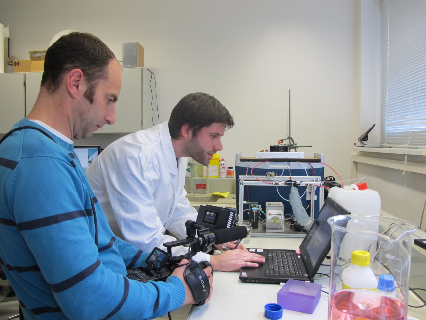 Videodreh eines Wissenschaftlers am Computer