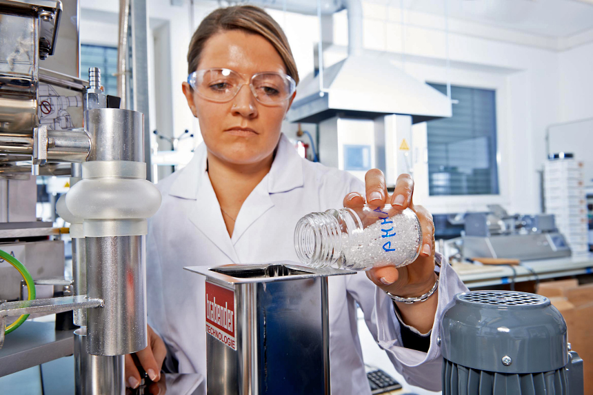 HZG-Wissenschaftlerin im Prüflabor.