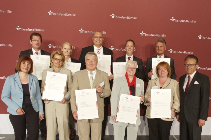 Zertifikatsverleihung zum "audit berufundfamilie", welche das Helmholtz-Zentrum bereits zum dritten Mal diesmal stellvertretend durch Mitarbeiterin Christiane Hoffmann (Hinten link) entgegennahm. audit_zertifikatsverleihung