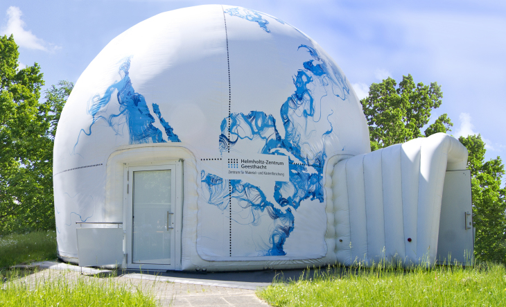 Die Mobile Kuppel: Das HZG-eigene Planetarium. <i>-Bild: HZG-</i> Mobile-kuppel