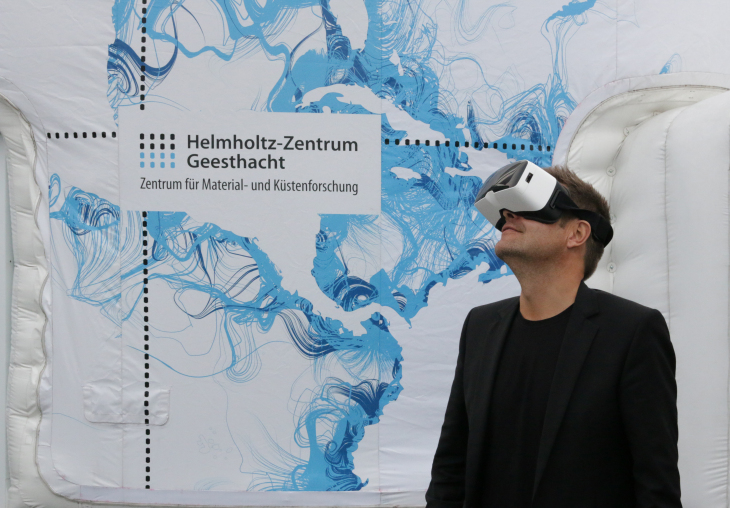 Der schleswig-holsteinische Minister für Energie, Landwirtschaft, Umwelt, Natur und Digitalisierung Dr. Robert Habeck erlebt die VR. <i>-Bild: HZG-</i> Habeck-vr
