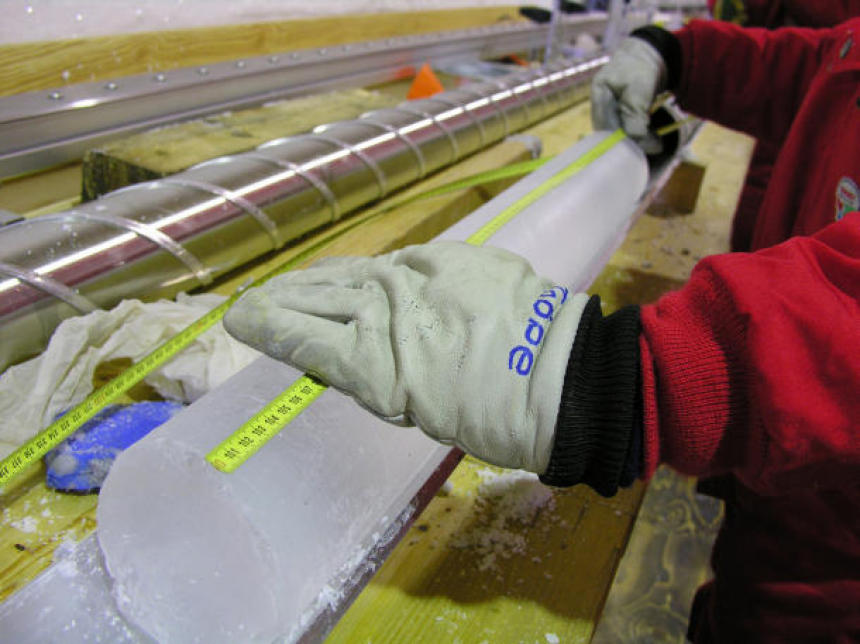 Wissenschaftler bei der Arbeit mit Eiskernen.