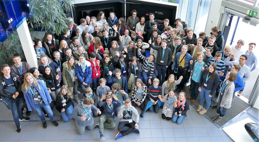 Gruppenbild mit 83 Nachwuchsforschende