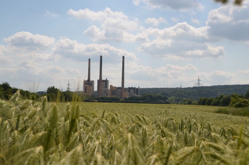 Kraftwerke, im Vordergrund ein Getreidefeld