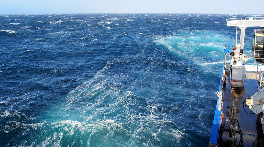 Das Meer fotografiert von einem Schiff