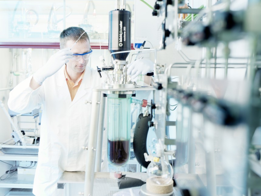 Ein Wissenschaftler am Institut für Polymerforschung bei der Synthese von Polymeren.