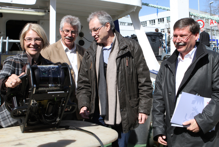 Prof. Ralph Schneider, Dr. Klaus Schwarzer und Prof. Martin Wahl stellten das Projekt samt Mini-ROV der Wissenschaftsministerin Alheit vor.