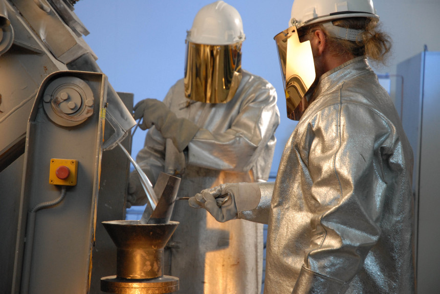 Wissenschaftler arbeiten mit Magnesium