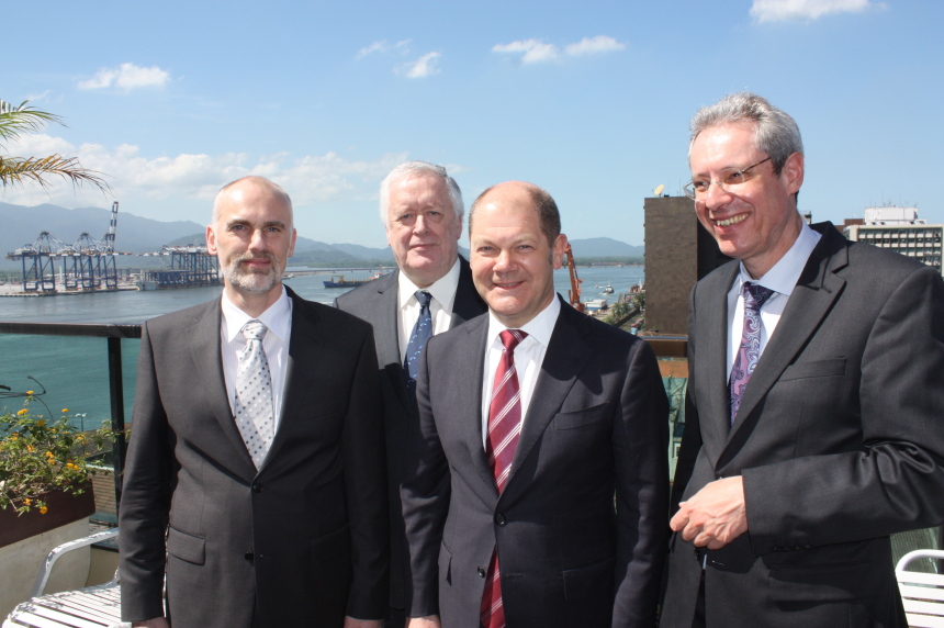 HZG-Institutsleiter Norbert Huber und Hans von Storch, Bürgermeister Olaf Scholz, Leiter des Staatsamtes Stefan Herms