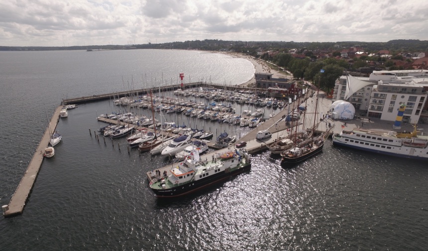 Hafen von oben: man sieht die Ludwig Prandtl im Wasser und auf dem Festland die mobile Kuppel