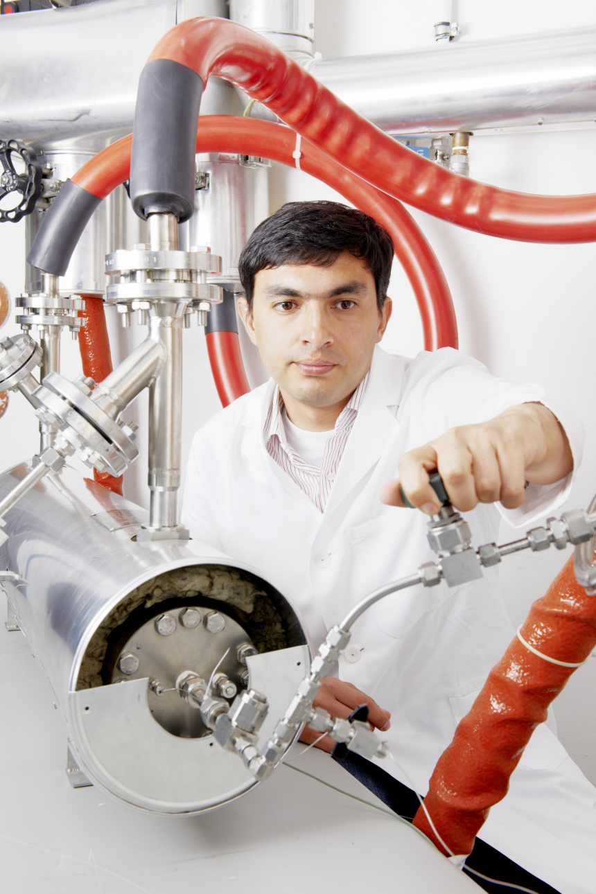 Wissenschaftler testet Prototypen von Wasserstofftanks