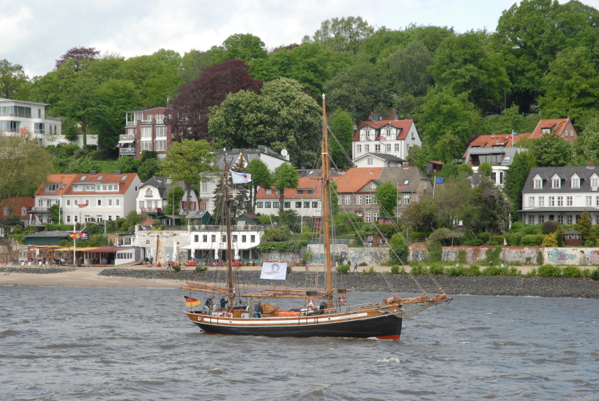 Schiff auf der Elbe