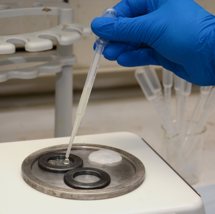 Tanzende Tropfen mit Zink-Nanopartikeln im Leidenfrost-Reaktor.