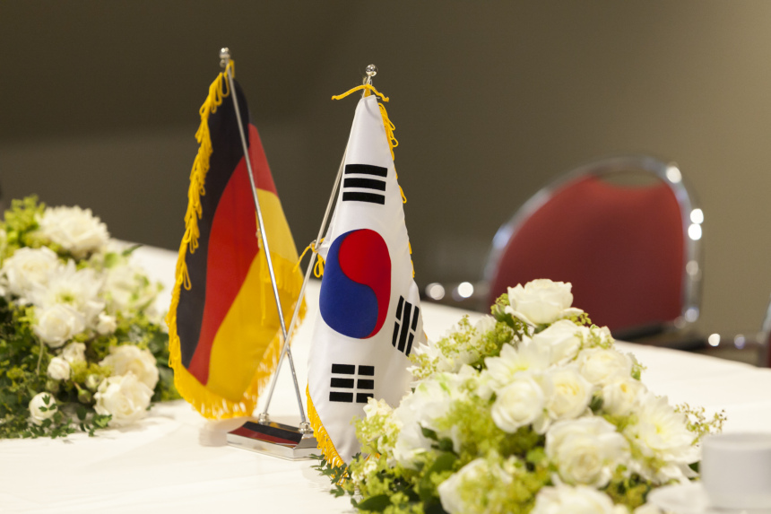 Zwei Fahnen, Deutschland und Südkorea