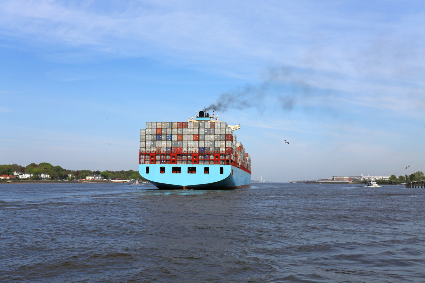 Containerschiff auf dem Fluss, sichtbare Schiffsemission