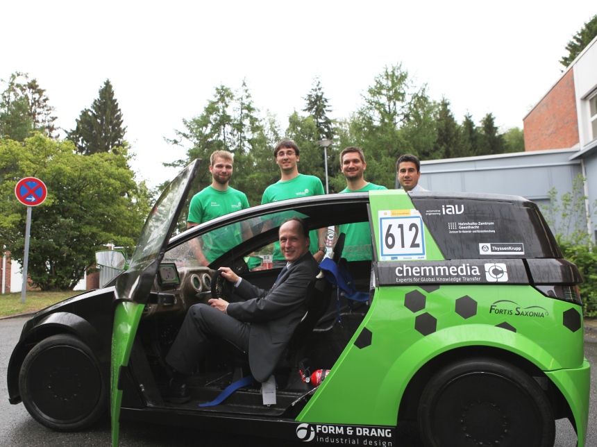 Am Steuer des Concept-Car Umicore EcoBee: Institutsleiter Thomas Klassen hinten und Martin Rößler, Max Tschirpke, Patrick Schaarschmidt und Giovanni Capurso.