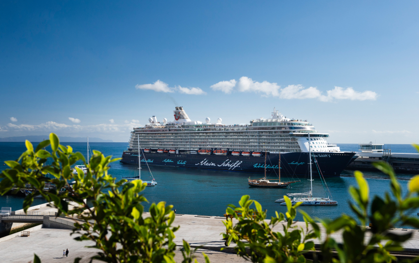 Die "Mein Schiff 3 " vor der portugiesischen Insel Madeira.