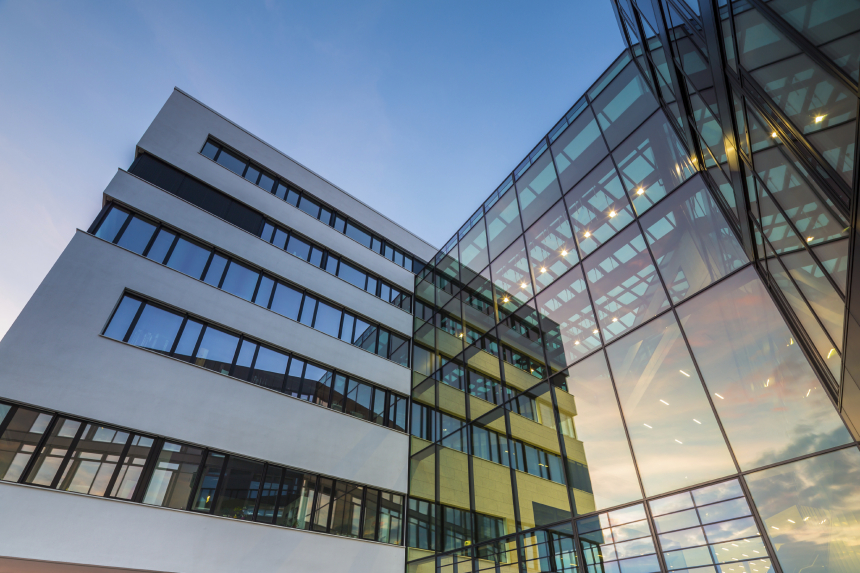 Symbolbild Gebäude mit Glasfront