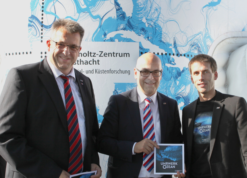 Schleswig-Holsteins Innenminister Stefan Studt, Ministerpräsident Torsten Albig und Uhrwerk Ozean Initiator Prof. Dr. Burkard Baschek vor der mobilen Kuppel