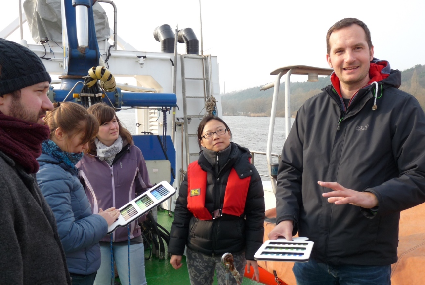 Die Teilnehmer der Summerschool nehmen Wasserproben aus der Elbe und analysieren sie