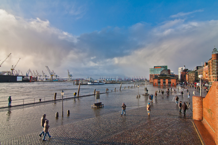 Der Hamburger Fischmarkt unter Wasser.