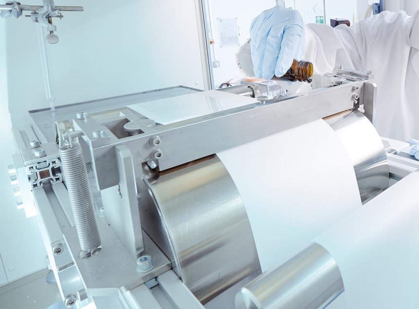 Die Polymerlösung wird hauchdünn auf eine Trägermembran aufgetragen.
