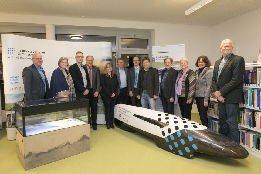 Torsten Brinkmann (HZG), Daniela Jacob (HZG), Torsten Fischer (HZG), Michael Ganß(HZG), Iris Ulrich(HZG), Olaf Schulze (Stadt Geesthacht), Thomas Klassen (HZG), Robert Habeck, Wolf-Rüdiger Busch (Stadt Geesthacht), Insa Meinke (HZG), Tamara Kleber-Janke (HZG), Kay Emeis (HZG) vor dem Wasserstoffflitzer