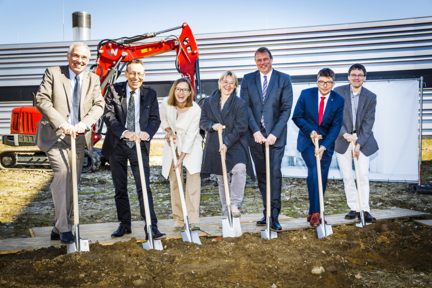 Gemeinsamer erster Spatenstich: DESY-Direktor Prof. Helmut Dosch, HZG-Geschäftsführer Prof. Wolfgang Kaysser, die Hamburger Forschungs-Staatsrätin Dr. Eva Gümbel, Schleswig-Holsteins Wissenschaftsministerin Kristin Alheit, der Kieler Uni-Präsident Prof. Lutz Kipp, DESYs Administrativer Direktor Christian Harringa und der Leiter des DESY-NanoLabs, Prof. Andreas Stierle
