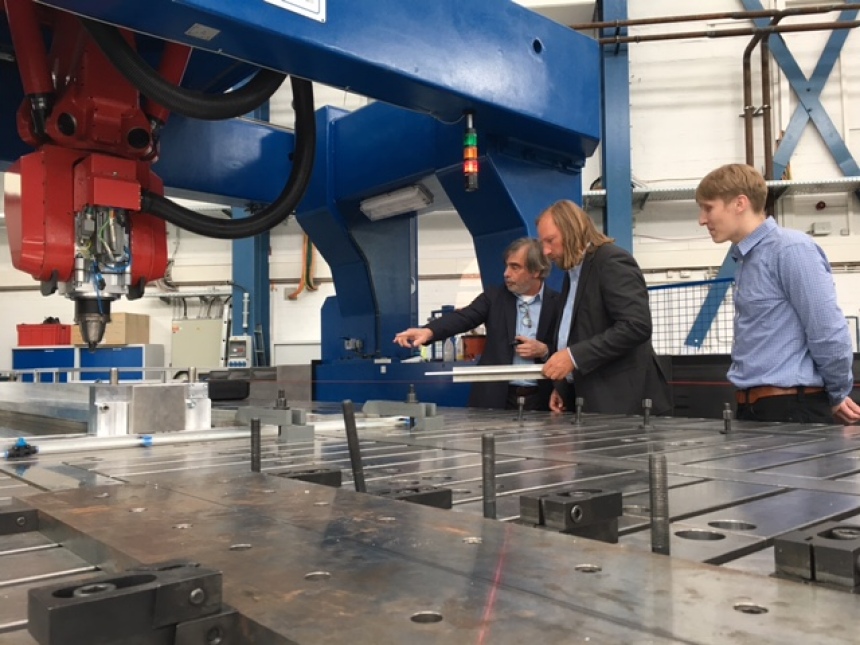 Anton Hofreiter im Institut für Werkstoffforschung.
