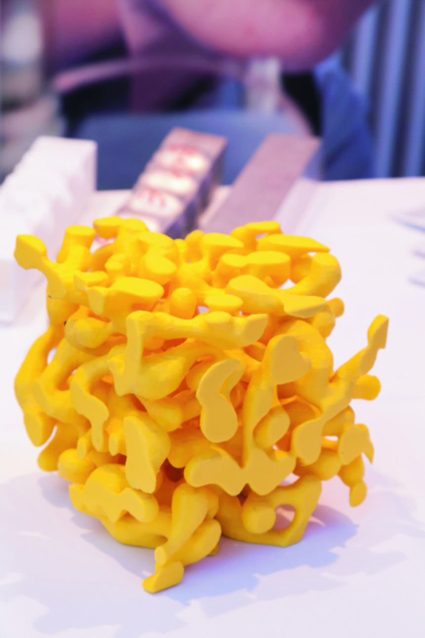 Modell von nanoporösem Gold