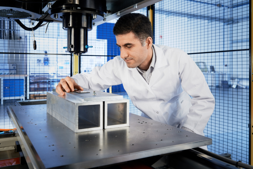 Wissenschaftler verschweißt luminium, Magnesium- und faserverstärkte Kunststoffe miteinander