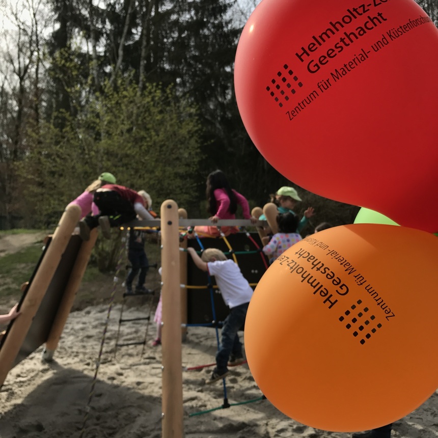 Kinder klettern auf Klettergerüst, HZG Luftballons im Vordergrund