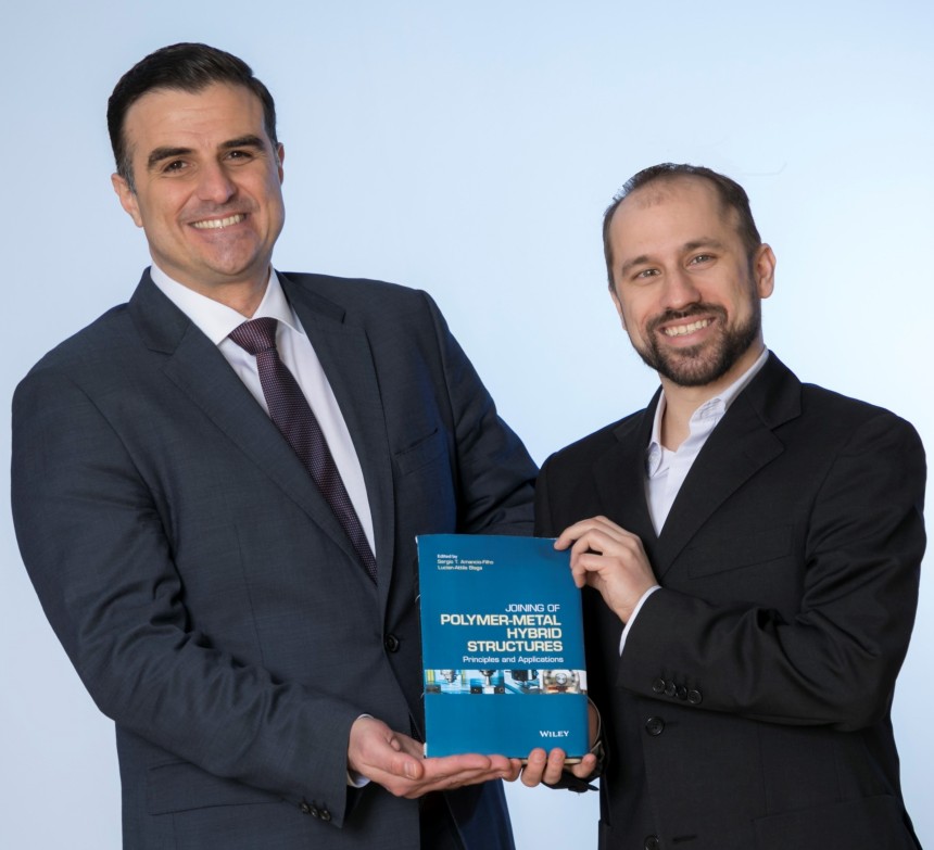 Professor Dr. Sergio T. Amancio-Filho und Dr. Lucian-Attila Blaga präsentieren das vor kurzem erschienene Buch „Joining of Polymer-Metal Hybrid Structures: Principles and Applications“.