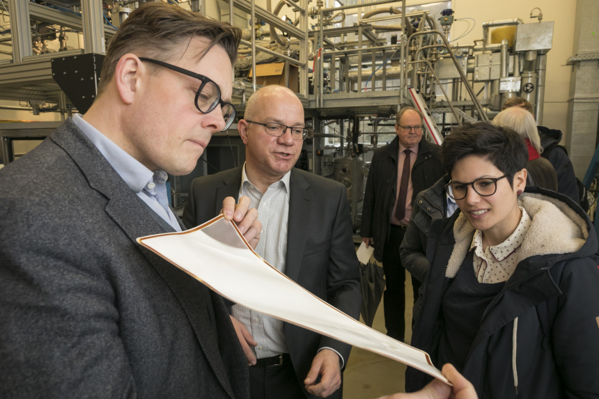 Konstantin von Notz in der Werkhalle der Polymerforschung in Geesthacht.