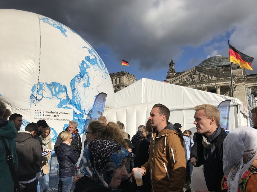 Die Kuppel vor dem Reichstag in Berlin