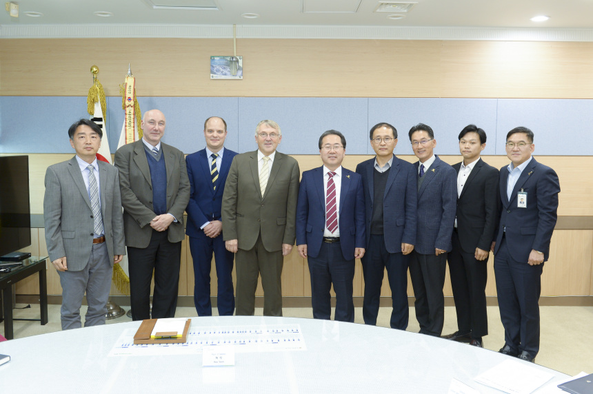 Dr. Sangbong Yi (HZG), Dr. Dietmar Letzig (HZG), Dr. David Klaumünzer (VW), Prof. Karl Ulrich Kainer (HZG), Mr. Seok Huh (Suncheon), Dr. Bong Sun You (KIMS), Mr. Jeom Tae Kim (Suncheon), Dr. Jong Sik Suh (KIMS) und Mr. Ki Jeong Lee (Suncheon).