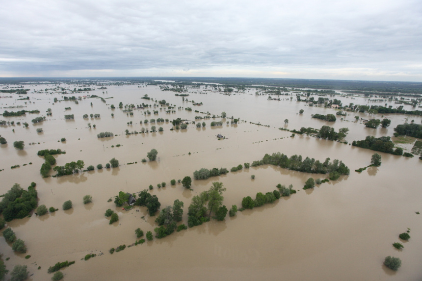 Hochwasser in heutiger Zeit an einem europäischen Fluss.